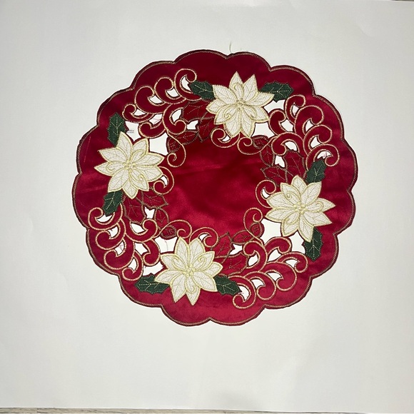 Other - Christmas-themed, round, 4 embroidered placemats